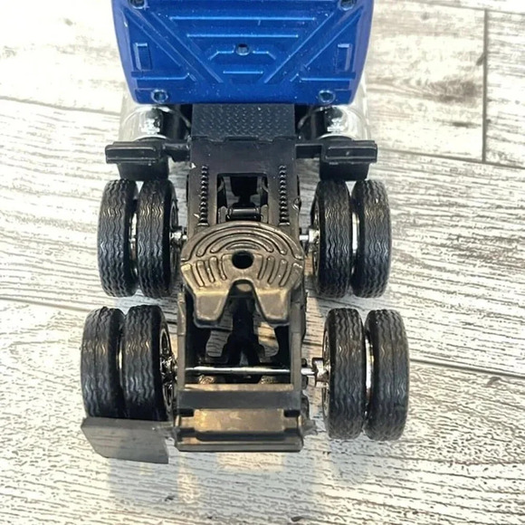 Dicast Semi Truck Blue - Picture 4 of 13